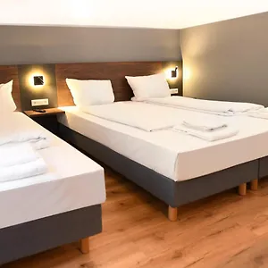 ** Otel Apadana Frankfurt Almanya
